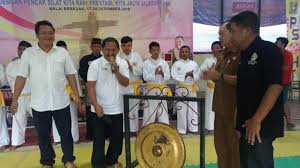 Agus mengenakan beskap putih dengan bordir emas. Psht Ketapang Dorong 1 Desa 2 Atlet Berprestasi Tribun Pontianak