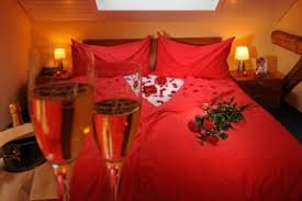 Wenn beide partner nach der arbeit zu hause sind und die kinder abends friedlich im bett liegen, kann das romantische date in den eigenen vier wänden losgehen. Romantisches Abendessen Zu Zweit Otommagsu