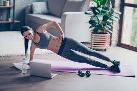 Der boden und ein sofa oder stuhl bieten sich an. Trainingsplan Fur Einen Flachen Bauch So Klappt S Mit Dem Sixpack Fit For Fun