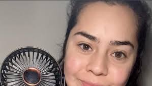 Amazon.com: Mini ventilador portátil para cochecito, pequeño enfriador  personal recargable con rotación de 360°, pantalla de 3 velocidades,  accesorios para cochecito a batería, esenciales para asiento de : Bebés