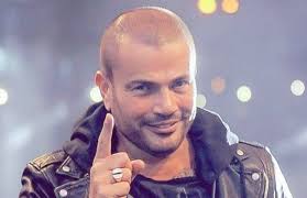 يمكنك تحميل اغاني عمرو دياب الجديده و تحميل البوم عمرو دياب الجديد. In The Video Amr Diab Is Exposed To An Embarrassing Situation After A Fan Falls In Front Of Him On Stage World Today News