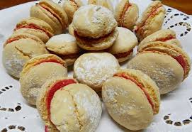 Le pesche dolci all'alchermes sono dei deliziosi dolcetti morbidi, farciti con la crema al cacao e decorati con il liquore alchermes che gli da il colore rosso ambrato e le fa somigliare alle pesche. Pesche Dolci Morbide Ricette Di Sardegna