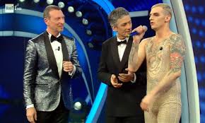 Tutti i vestiti di sanremo 2020 achille lauro è la rivelazione, nella sua consacrazione, di questo festival di sanremo 2020. Sanremo 2020 Amadeus Vestito Come Achille Lauro E Virale Foto