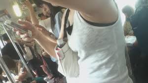 腋フェチエロ画像】汗臭そうな腋にチンポがビンビン！電車やバスでつり革持ったお姉さんの腋盗撮画像