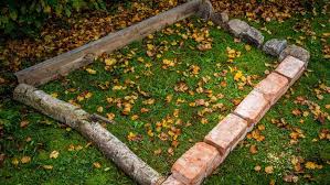 Steine Holzlatten Und Aste Liegen Auf Dem Boden Und Bilden Den Rahmen Fur Ein Beet In 2020 Beet Anlegen Rasen Anlegen Blumenbeet Anlegen
