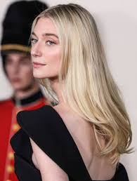 The Crown 6, le foto del cast alla première a Los Angeles con corgi e  guardie reali