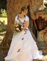Brautkleider lassen sich besonders gut in duisburg marxloh kaufen, mehr hilfe dazu im ratgeber brautkleider. Braut Im Schmetterling Brautkleid Modell Lilly Das Rot Weisse Hochzeitskleid Zaubert Durch Die Elegante A Linie Ein Braut Brautkleid Hochzeitskleid Rot Weiss