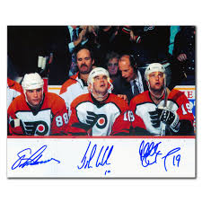 Il a alors joué pour quatre franchises différentes de la lnh : Eric Lindros John Leclair Mikael Renberg Philadelphia Flyers Legion Of Doom White Jersey Autographed 8x10 Nhl Auctions