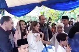 The official acount twitter new of zaskia adya mecca. Di Pemakaman Bunga Citra Lestari Terus Terusan Menangisi Ashraf Sinclair Matamata Com