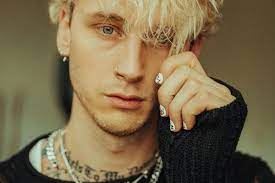 Official music video for bloody valentine by machine gun kelly. Mit Bloody Valentine Eroffnet Machine Gun Kelly Seine Pop Punk Album Ara The Mellow Music