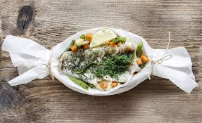 In una padella versate un filo d'olio e uno spicchio d'aglio. Cartoccio Di Filetti Di Orata Ai Fagiolini E Carote