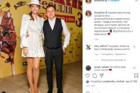 Видно, что снимок был сделан на пляже, на фоне моря. Hejteri Rozkritikuvali Riznicyu V Rosti Kati Osadchoyi I Yuriya Gorbunova Shtepsel I Tarapunka Novini Ukrayinci
