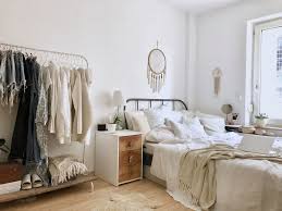 Das adam stegerwald haus befindet sich in der gneisenaustraße in hochschulnähe und ist gut an den öffentlichen nahverkehr angebunden. Schones Schlichtes Zimmer In Wurzburg Schlichte Schlafzimmer Zimmer Altbau Schlafzimmer