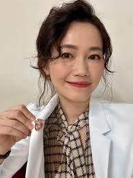 吳欣岱＠台灣基進- 今天錄影別著一個一直很喜歡的女醫師的作品我是心臟外科醫師我也是媽媽、女性、妻子、政治工作者最重要的是