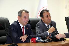 Sabah saatlerinde oyunu kullanacağı sandığa. Bolu Nun Yeni Baskani Chp Li Tanju Ozcan Mazbatasini Aldi Gercek Gundem