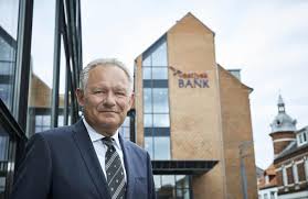 Antallet af medarbejdere vil blive reduceret med omkring 20 fuldtidsansatte svarende til en reduktion på godt 5 pct. Efter Krisen Vestjysk Bank Er S Gu Sin Egen Erhvervplus Dk