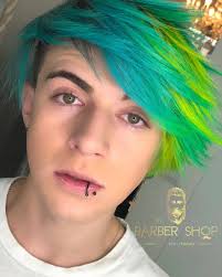 🐠Colores neón🐠, Axel Ortiz Moran nos visitó para un cambio XTREMO  #barbershop #barbershopkhristones #menstyle #men #modahombre @ Quito,  Ecuador