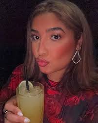 Sharon Orellana 🐚🌞🇭🇳💃🌺🍋‍🟩🥥