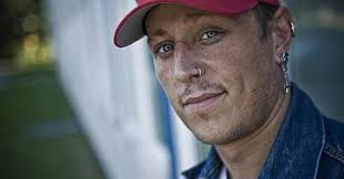 Sidney Lees boller klar til yngre kvinder!