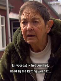 Joke beroofd op het kerkhof van sieraden van haar man