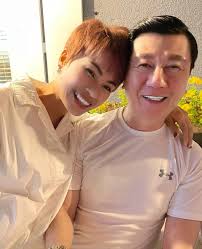 Danh hài là chuyên gia săn hồng hài nhi: Yêu vợ đầu 16 tuổi xinh như thiên  thần, giờ chỉ kém mẹ vợ 2 tuổi