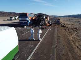 Esta tarde y por causas que se investigan un camión chocó con una ambulancia del hospital de chañaral. Evssilto5s849m