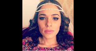 Foto: Roberta Almeida ao final dos preparativos para o grande dia. A noiva  optou por maquiagem suave e um adorno para a cabeça