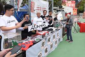明年農曆新年年宵市場，維園 175 個攤位今明首先競投，支聯會早上以底價投得三個攤位，包括近天后站的 1 號及 2 號攤位，食環署拒絕與支聯會即場簽約，指需要重新考慮是否接納競投，但支聯會下午表示，接獲食環署通知，今日 (17 日) 下午五時半將正式簽約。. çœ¾æ–°èž ç¶­åœ'å¹´å®µé–‹é'¼å¦å…‹äººç©æœ¨æ‚¼å…­å››30å¹´