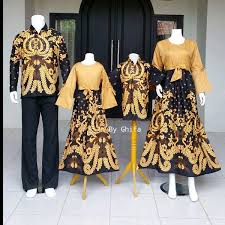 Para desainer busana tanah air terus merancang baju batik dengan model dan corak unik, supaya para konsumen bisa puas dan juga nyaman untuk mengenakanya. Jual Satu Paket Baju Batik Couple Keluarga Gamis Balotelli Model Kombinasianak Muda Modis Di Lapak Bildabatikpekalongan Bukalapak