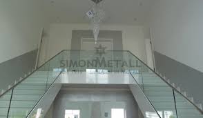 Durch ihre transparenz wird das erscheinungsbild des raumes nicht gestört und kommt optimal zur geltung. Glasgelander Innen Simonmetall Gmbh Co Kg In Tann Rhon Gunthers