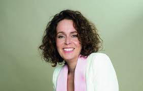 Cioloș, imagine de la nuntă, dansând, cu lăutarii lângă el. Valerie Ciolos Villemin Arhive Revista Psychologies Romania