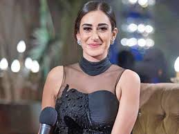 ساعات قليلة وتحتفل الفنانة أمينة خليل بزفافها على خطيبها عمر طه في الجونة؛ بعد أن تحولت قصة ارتباطهما إلى تريند قبل شهور، استحقت به أمينة أن تتصدر محركات البحث في جوجل من قبل المتابعين، بعد نشر صورة لها مع خطيبها الجديد، حيث ظهرت فيها الفنانة والسعادة تملأ وجهها. Ø¬Ø±ÙŠØ¯Ø© Ø§Ù„Ø¬Ø±ÙŠØ¯Ø© Ø§Ù„ÙƒÙˆÙŠØªÙŠØ© Ø£Ù…ÙŠÙ†Ø© Ø®Ù„ÙŠÙ„ ØªÙ†Ø¬Ø² ØªØµÙˆÙŠØ± Ù…Ø³Ù„Ø³Ù„ ØªÙˆØ£Ù… Ø±ÙˆØ­ÙŠ