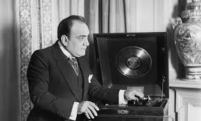 Enrico caruso est un ténor italien né le 25 février 1873 à naples et mort le 2 août 1921 dans la même ville. The Voice Of Naples Enrico Caruso Historiapage