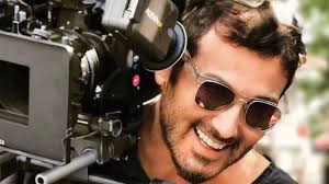 Më është mpirë krahu i majtë”, këngëtari turk v* es në mes të skenës  (VIDEO) LEXO LAJMIN NË KOMENT 🔗👇