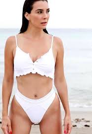 Es difícil imaginar imagen de verano moderna sin pareo fluido que se fijó en casi todas imágenes de verano durante desfiles de trajes de baño. Trajes De Bano Cuales Son Las Tendencias Para Primavera Verano 2021 Vogue Mexico Y Latinoamerica
