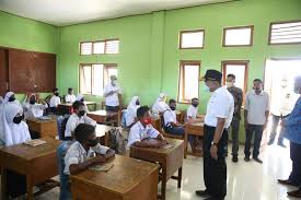 Berikut adalah daftar kecamatan dan kelurahan/desa di kabupaten sumba barat daya, provinsi nusa tenggara timur, indonesia. Menko Pmk Cek Kegiatan Belajar Tatap Muka Di Tambolaka Ntt Kementerian Koordinator Bidang Pembangunan Manusia Dan Kebudayaan