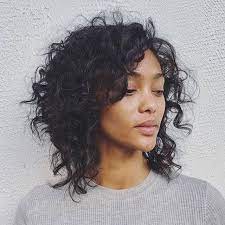 50 Short Curly Hair Ideas To Step Up Your Style Game Cheveux Courts Boucles Cheveux Boucles Cheveux Courts
