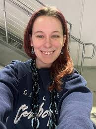 Amber Macinnis's Instagram, Twitter & Facebook