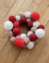 On y fixe ensuite 4 bougies, que l'on allume successivement chaque dimanche de l'avent. Modele Couronne De Porte Rouge Couronne De L Avent Couronnes De Porte Modele Couronne