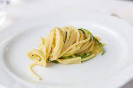 Zucchine fritte, spaghetti e un formaggio tipico: Zubereitung
