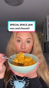 Jam Mac's Instagram, Twitter & Facebook