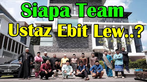 Born in muadzam shah, pahang in 1984, ebit irawan ibrahim lew or formerly know as lew yun pau, converted to islam at the age of 12 and is a graduate from universiti putra malaysia (upm). Siapa Team Ustaz Ebit Lew Ebit Lewçš„youtubeè§†é¢'æ•ˆæžœåˆ†æžæŠ¥å'Š Noxinfluencer