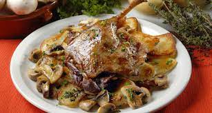 confit de canard aux champignons et aux pommes de terre persillees un delice regional recette confit de canard recettes de cuisine recette canard confit