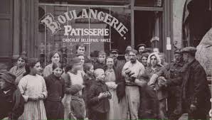 Distribution De Nourriture Aux Lillois En 1915 La Boulangerie Etait Sans Doute Situee Rue De Saint Andre Dans Le Vieux Lille Vieux Lille Lille Avant Guerre