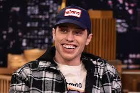 Here are 20 interesting facts that you probably didn't know about pete davidson. Pete Davidson Bestatigt Er Hier Seine Beziehung Mit Phoebe Dynevor Gala De