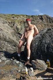 Mann mit ständer nackt am strand