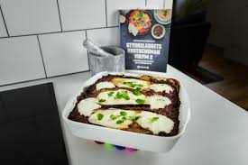 Hacka gul lök, vitlök och chili. Moussaka Med Sojafars Skeda Med Oss
