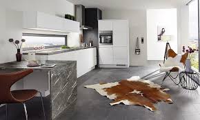 Suelos porcelanicos y paredes con losas que imitan madera. Los Mejores Suelos Para Cocinas Blancas Ideas Que Te Encantaran