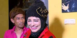 Tidak terdengar kisah asmaranya, pedangdut neneng anjarwati dikabarkan sudah menikah. 10 Potret Rumah Pedangdut Senior Neneng Anjarwati Ruang Wardrobenya Curi Perhatian Merdeka Com