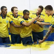 Du kan få namn och nummer på ryggen tryckt med fotbollsaffärens standard typsnitt. Har Ar Sveriges Nya Landslagstroja Till Em 2020 Med En Intressant Detalj For Alla Fansen